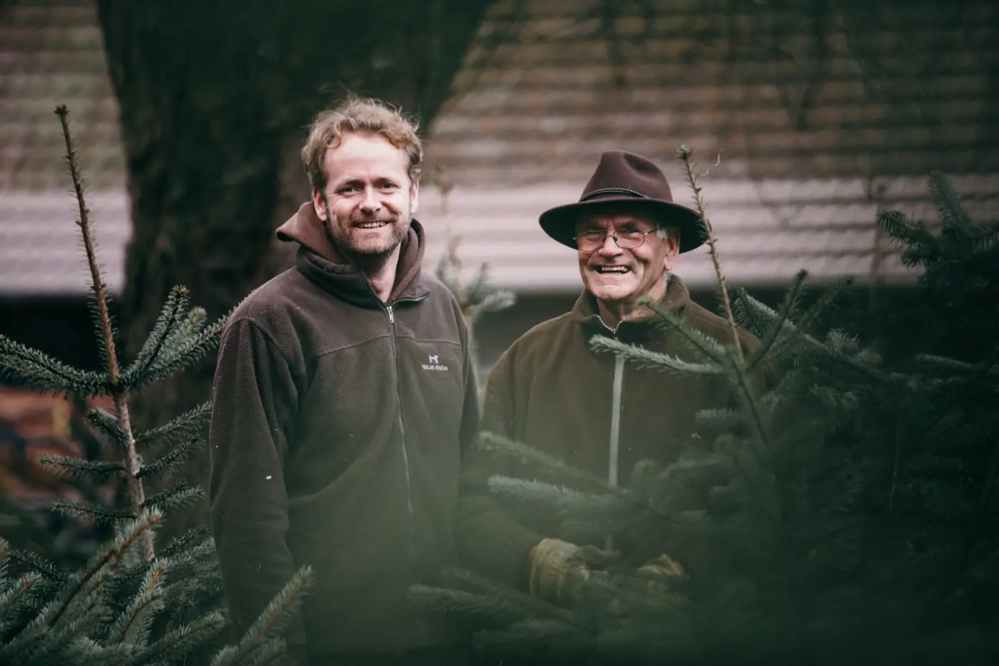 Bodo Schulte und sein Vater Clemens zwischen Weihnachtsbäumen