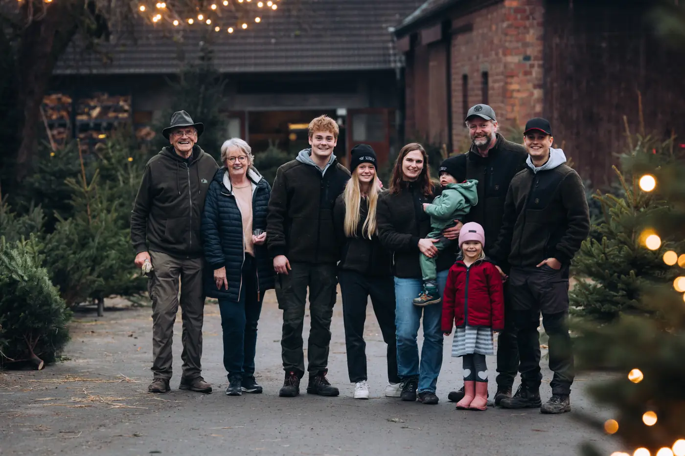 Familie Schulte mit drei Generationen vor dem Hof beim Weihnachtsbaumverkauf